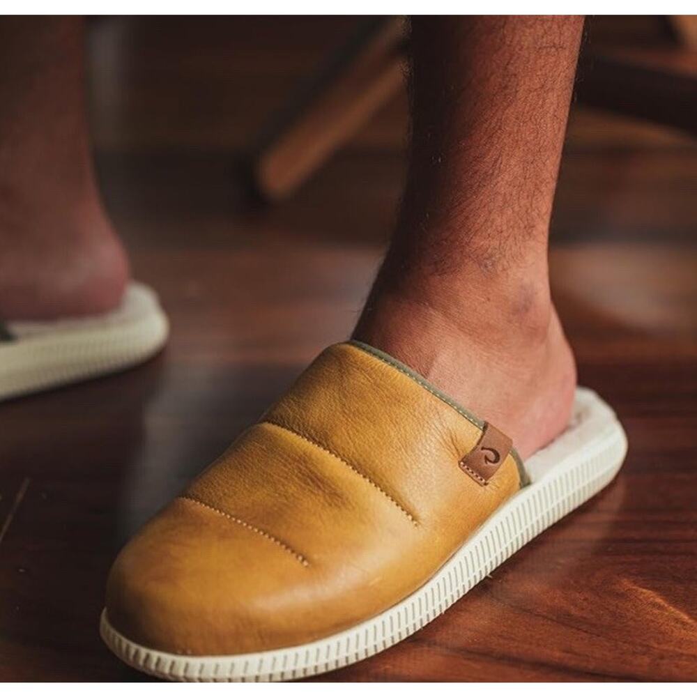 OluKai Mua ’Ili Men’s Leather Slip-On Slippers 11 Shearling Lined Tan Brown